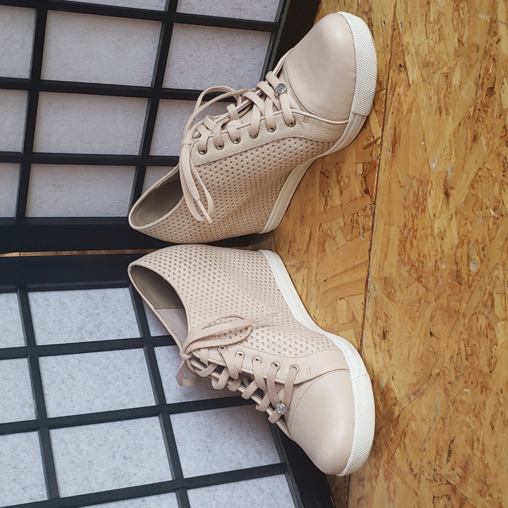 Gorgeous Camomilla Wedge Runner Style Shoe